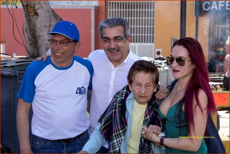 El alcalde Francisco Atta, el presidente nacional de Nueva Canarias y dos vecinas de Valsequillo (Foto Ildefonso Rodríguez)